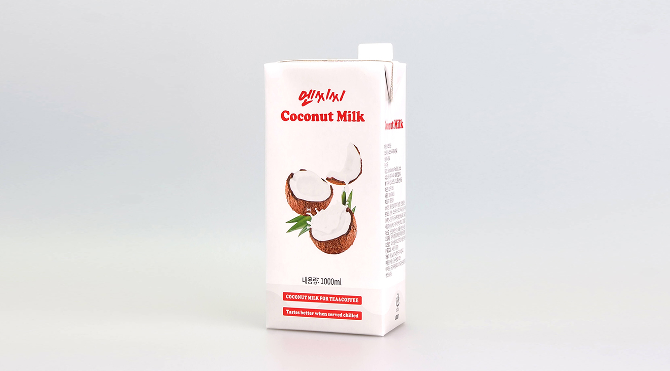 우유 붓는 모습